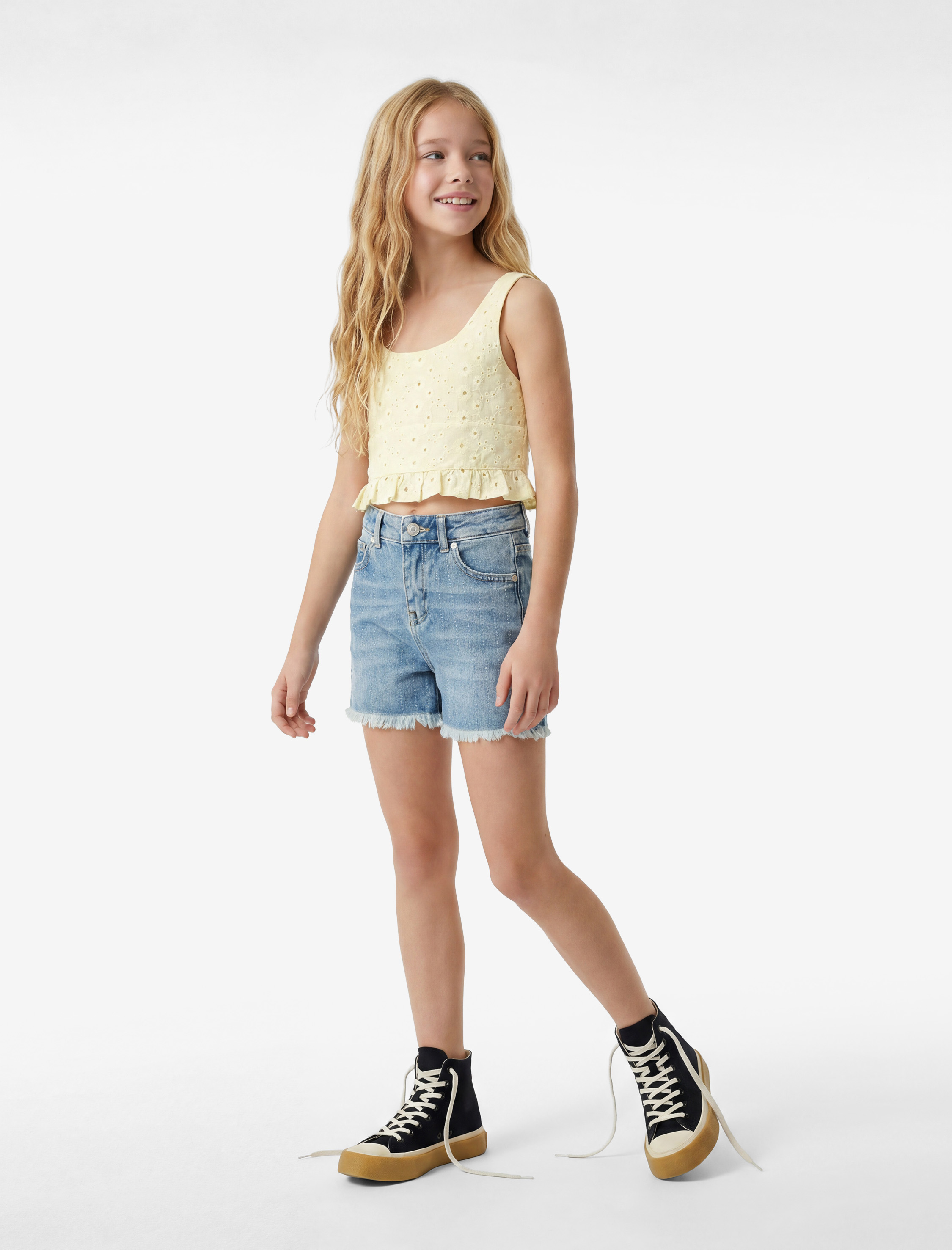  Kız Çocuk Pamuklu Yuvarlak Yaka Askılı Brodeli Crop Bluz