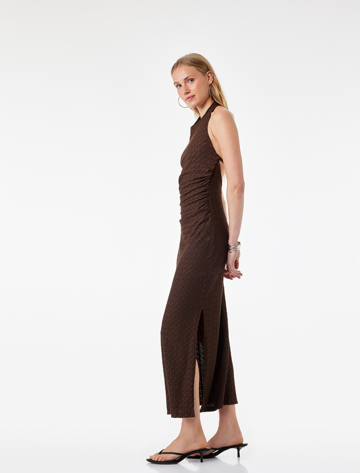  Bürümcük Kumaş Dokulu Slim Fit Sırt Detaylı Halter Yaka Midi Elbise