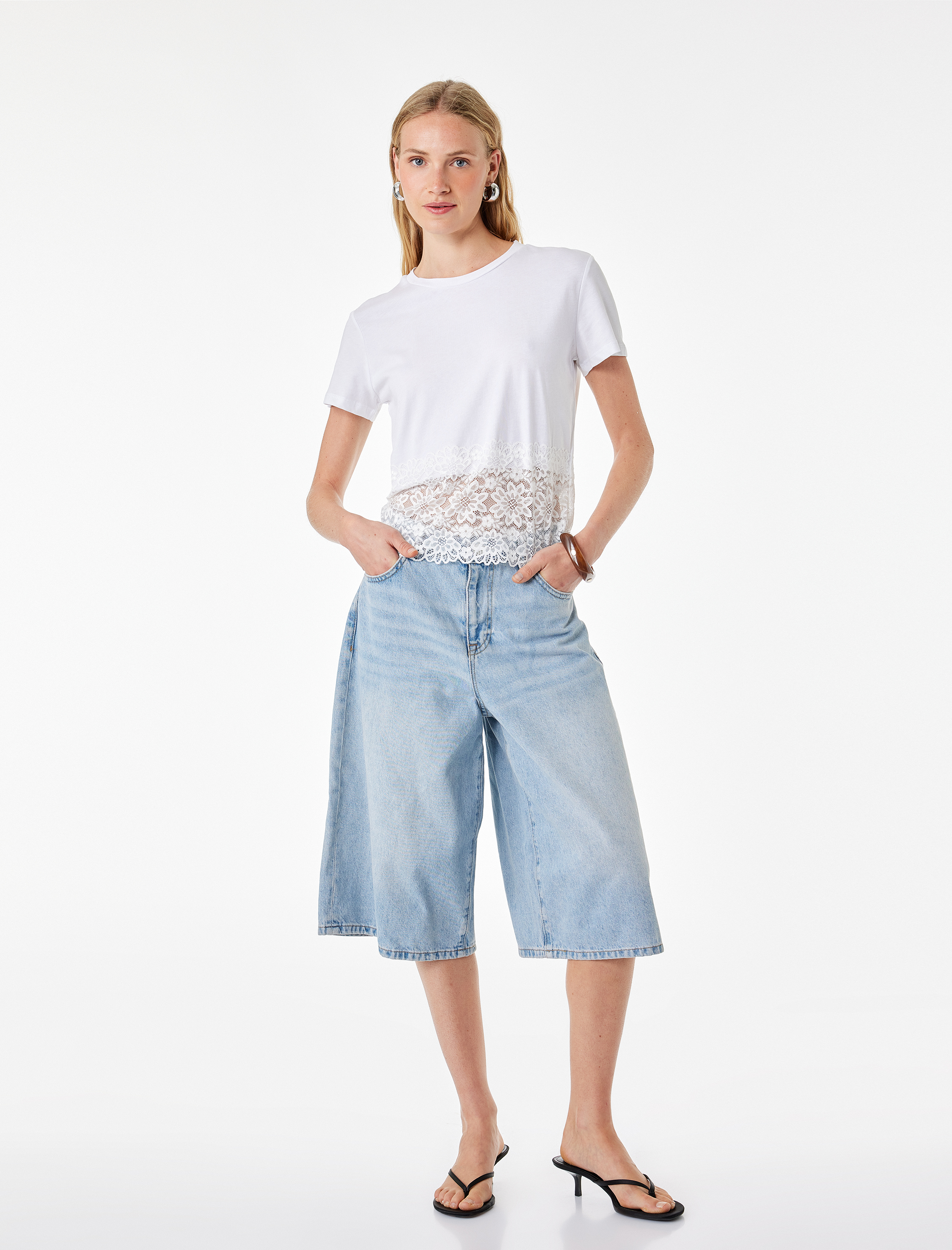   Pamuklu Slim Fit Dantel Detaylı Bisiklet Yaka Kısa Kollu Tişört