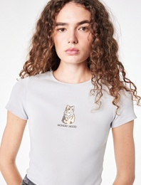 Pamuklu Slim Fit Bisiklet Yaka Kısa Kollu Kedi Nakışlı Tişört