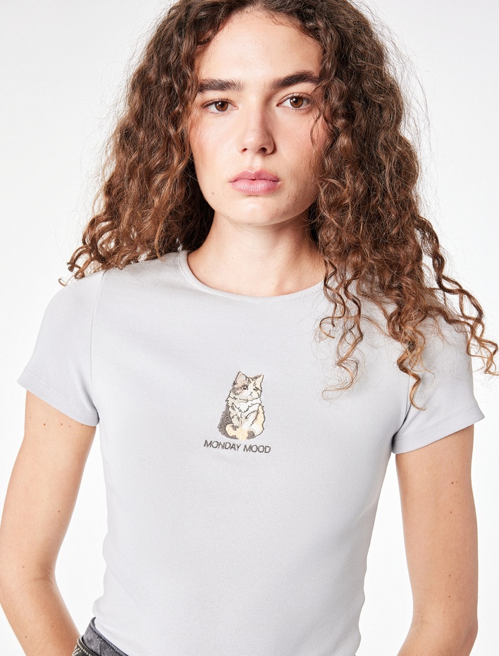  Pamuklu Slim Fit Bisiklet Yaka Kısa Kollu Kedi Nakışlı Tişört