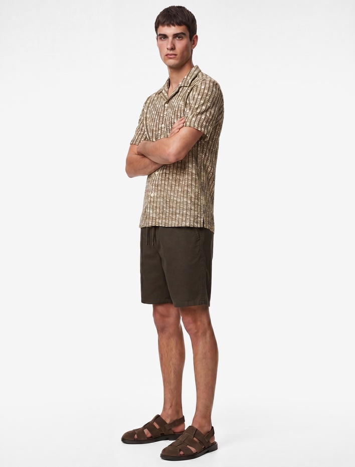  Regular Fit Düğmeli Kısa Kollu Dokulu Devrik Yaka Batik Desenli Gömlek