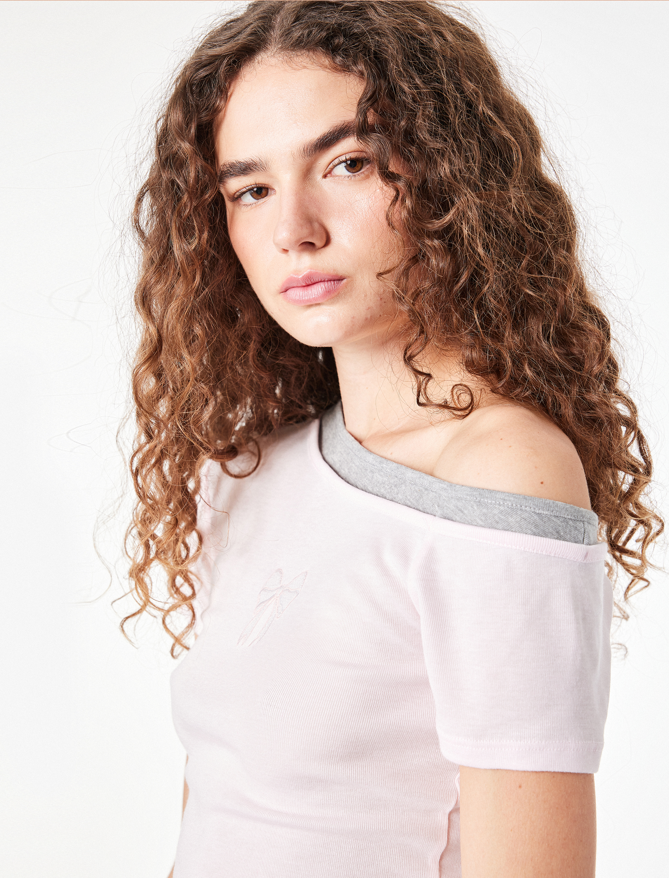   Asimetrik Fiyonk Baskılı Slim Fit İkili Kayık Yaka Kısa Kollu Tişört
