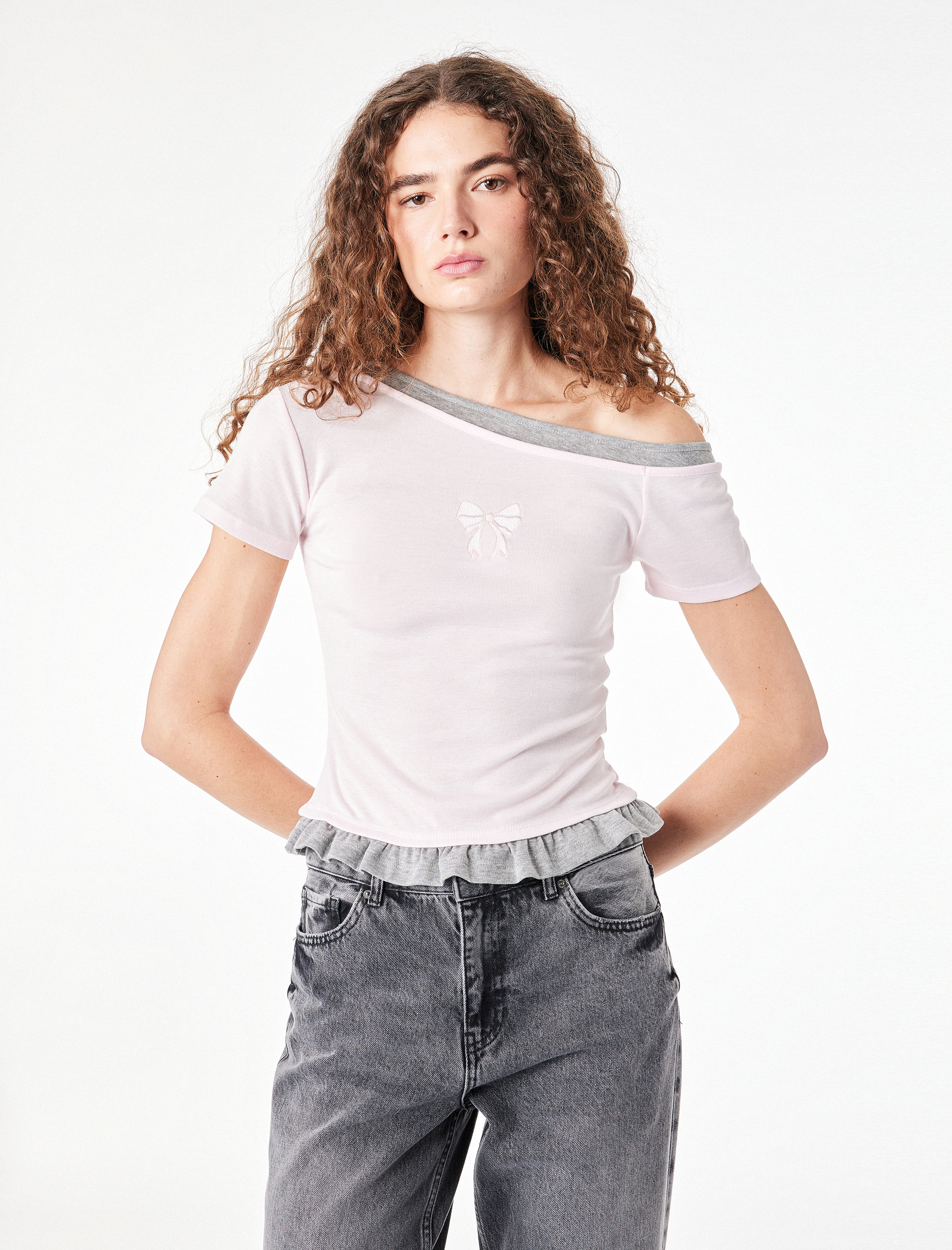   Asimetrik Fiyonk Baskılı Slim Fit İkili Kayık Yaka Kısa Kollu Tişört