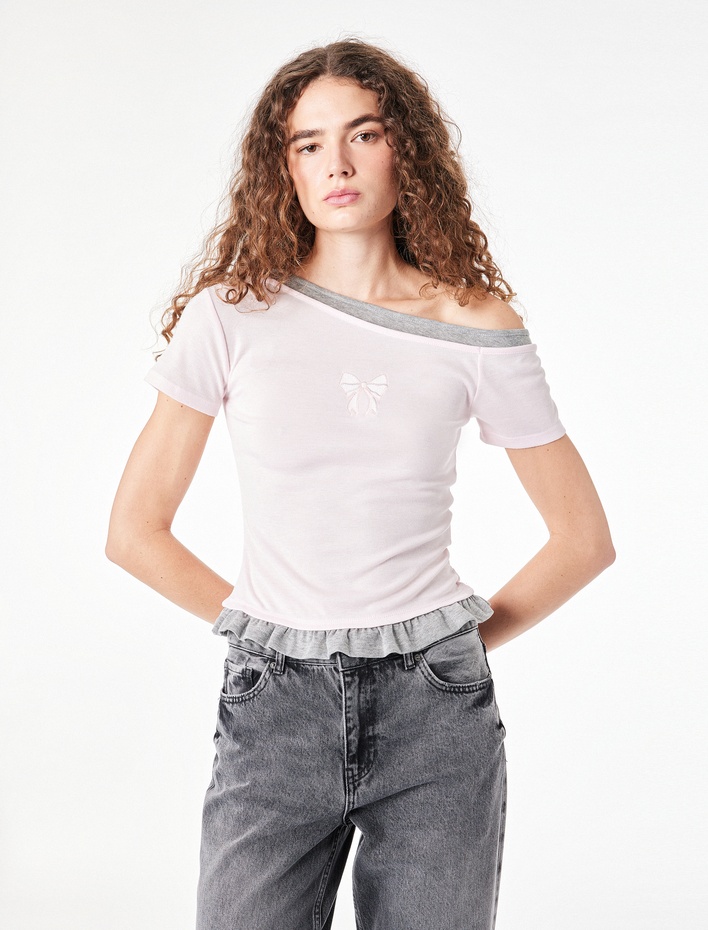  Asimetrik Fiyonk Baskılı Slim Fit İkili Kayık Yaka Kısa Kollu Tişört