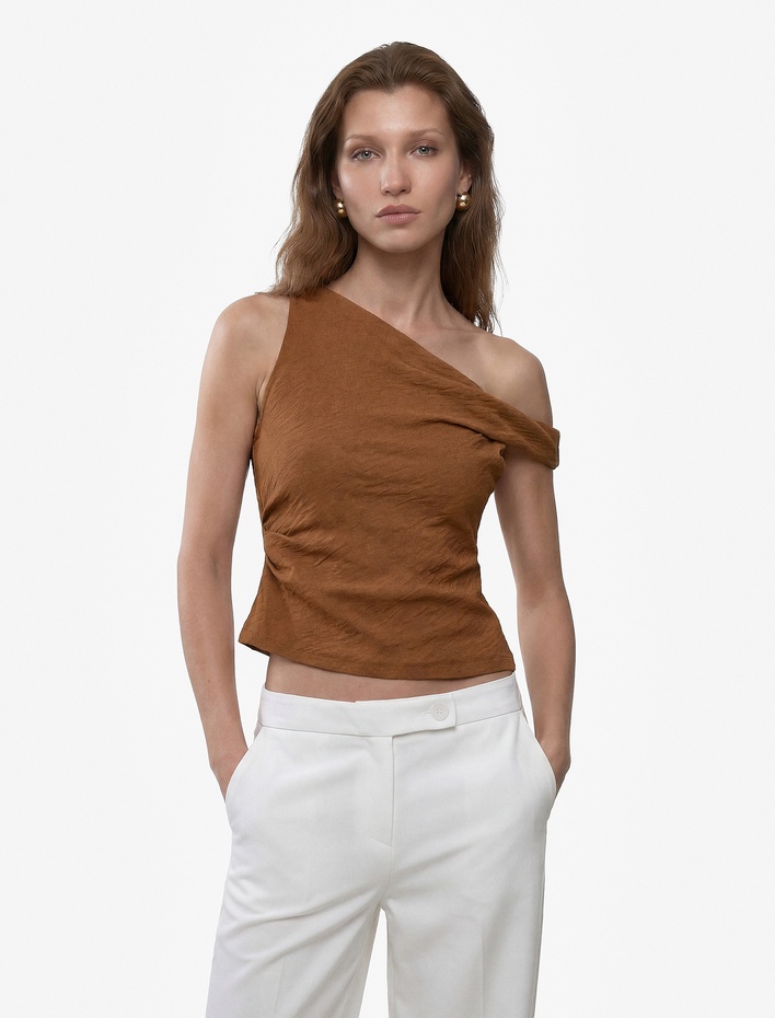  Keten Görünümlü Slim Fit Kolsuz Asimetrik Kesim Kayık Yaka Bluz