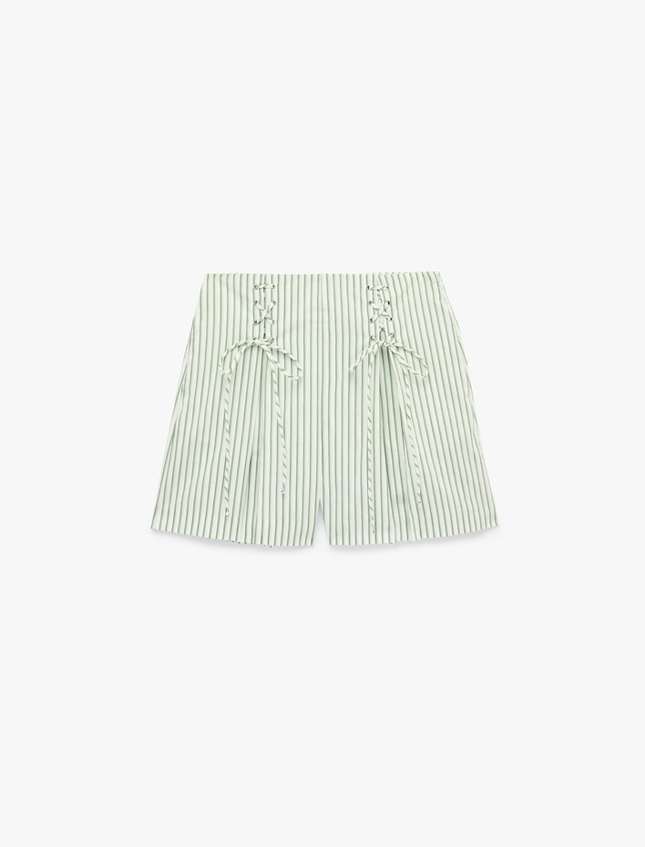  Koton X Sibil Çetinkaya - Slim Fit Çapraz Bağlama Detaylı Fiyonklu Çizgili Poplin Mini Mikro Şort