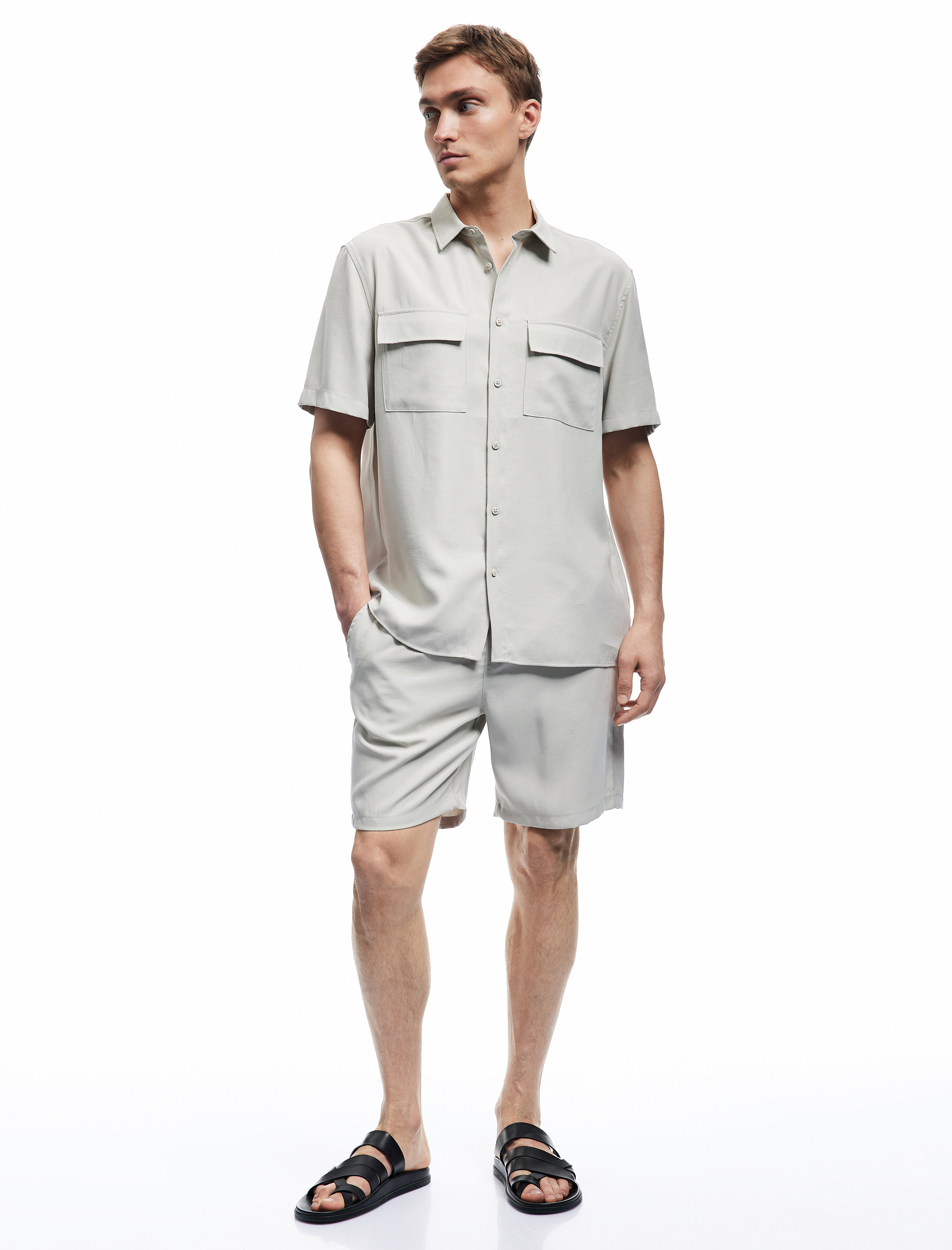   Düğmeli Klasik Yaka Kapaklı Cep Detaylı Rayon Regular Fit Viskon Kısa Kollu Gömlek
