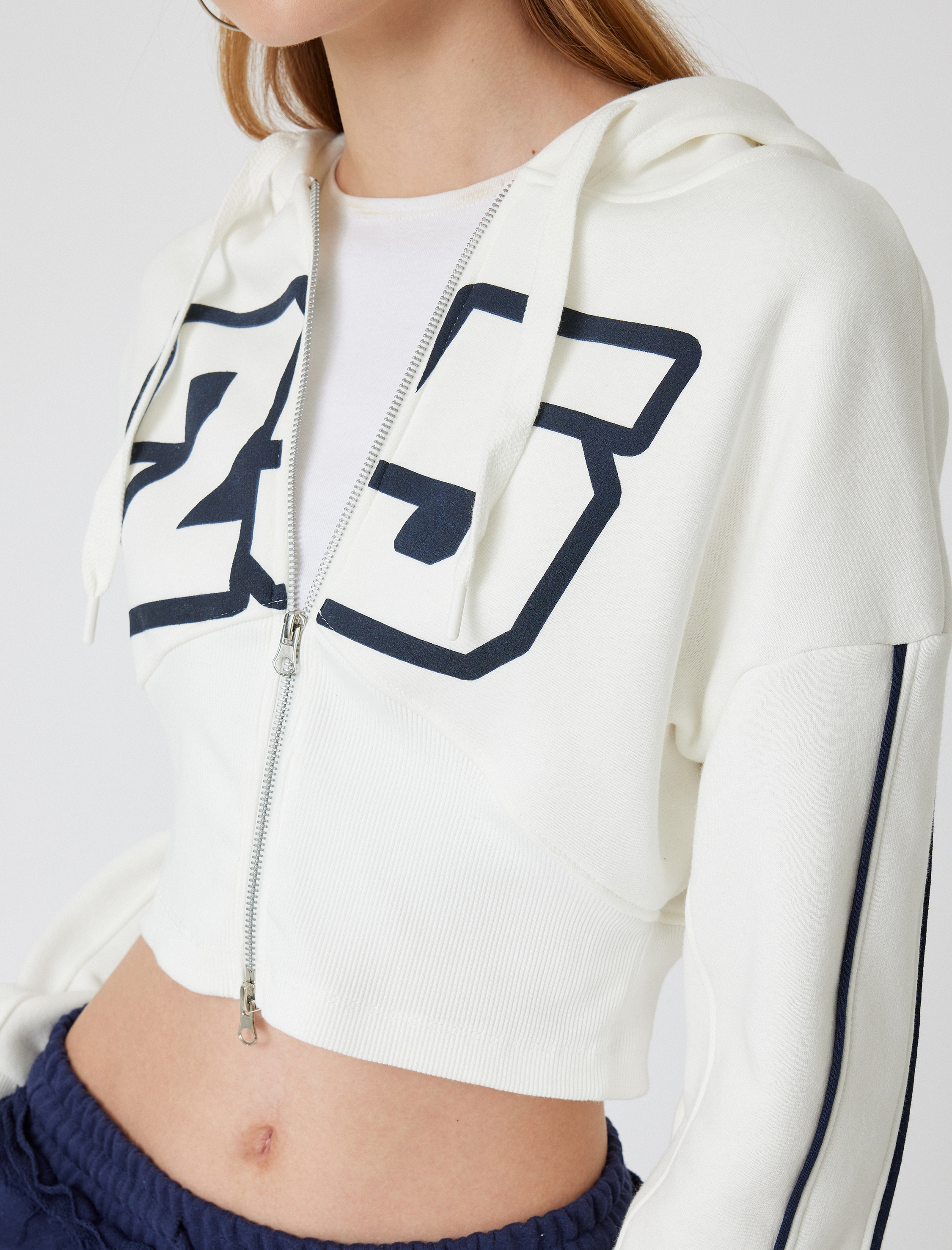   Şardonlu Crop Sweatshirt Kapüşonlu Fermuarlı Korse Detaylı Kolej Baskılı Cepli