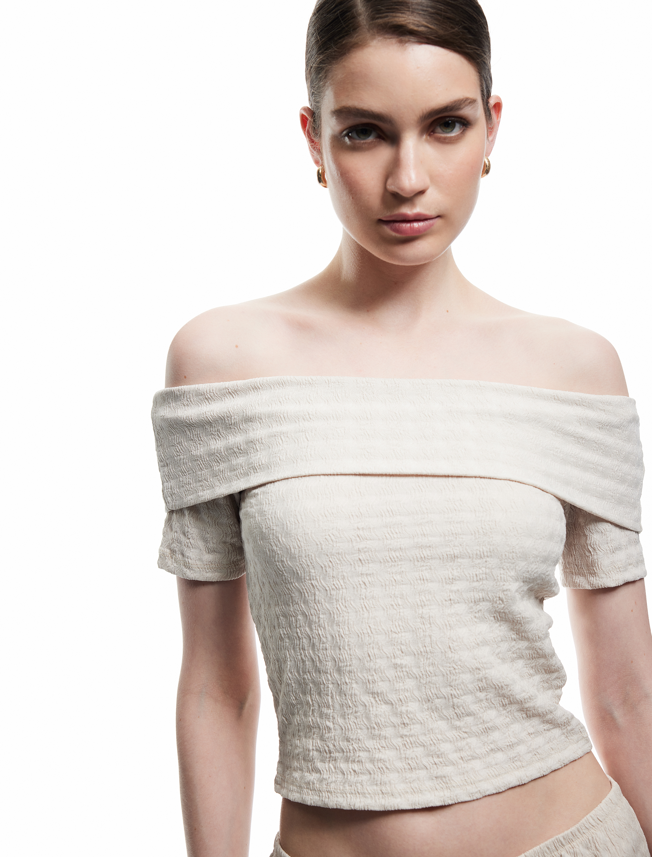   Dokulu Slim Fit Düşük Omuz Madonna Yaka Tişört