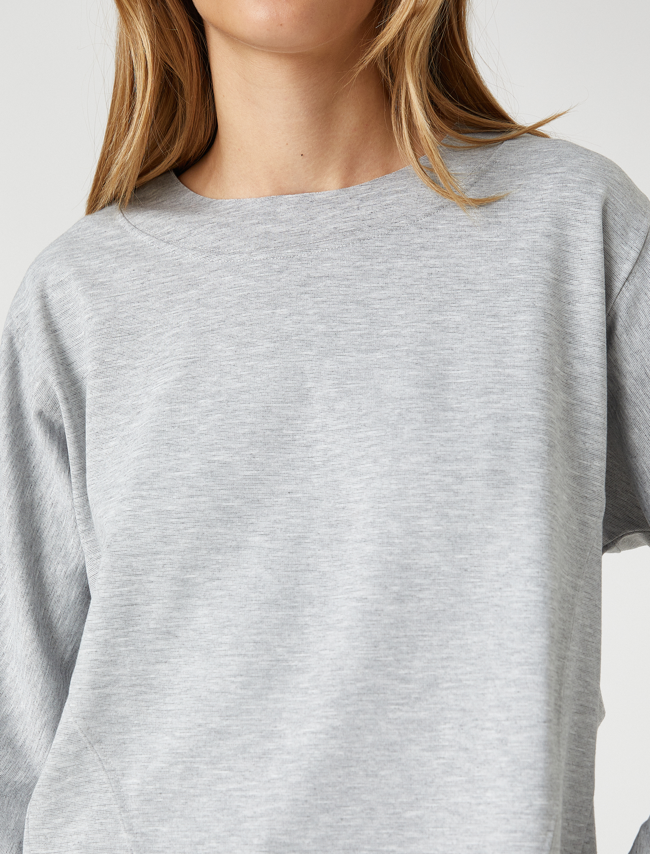   Yırtmaç Detaylı Sweatshirt Yuvarlak Yaka