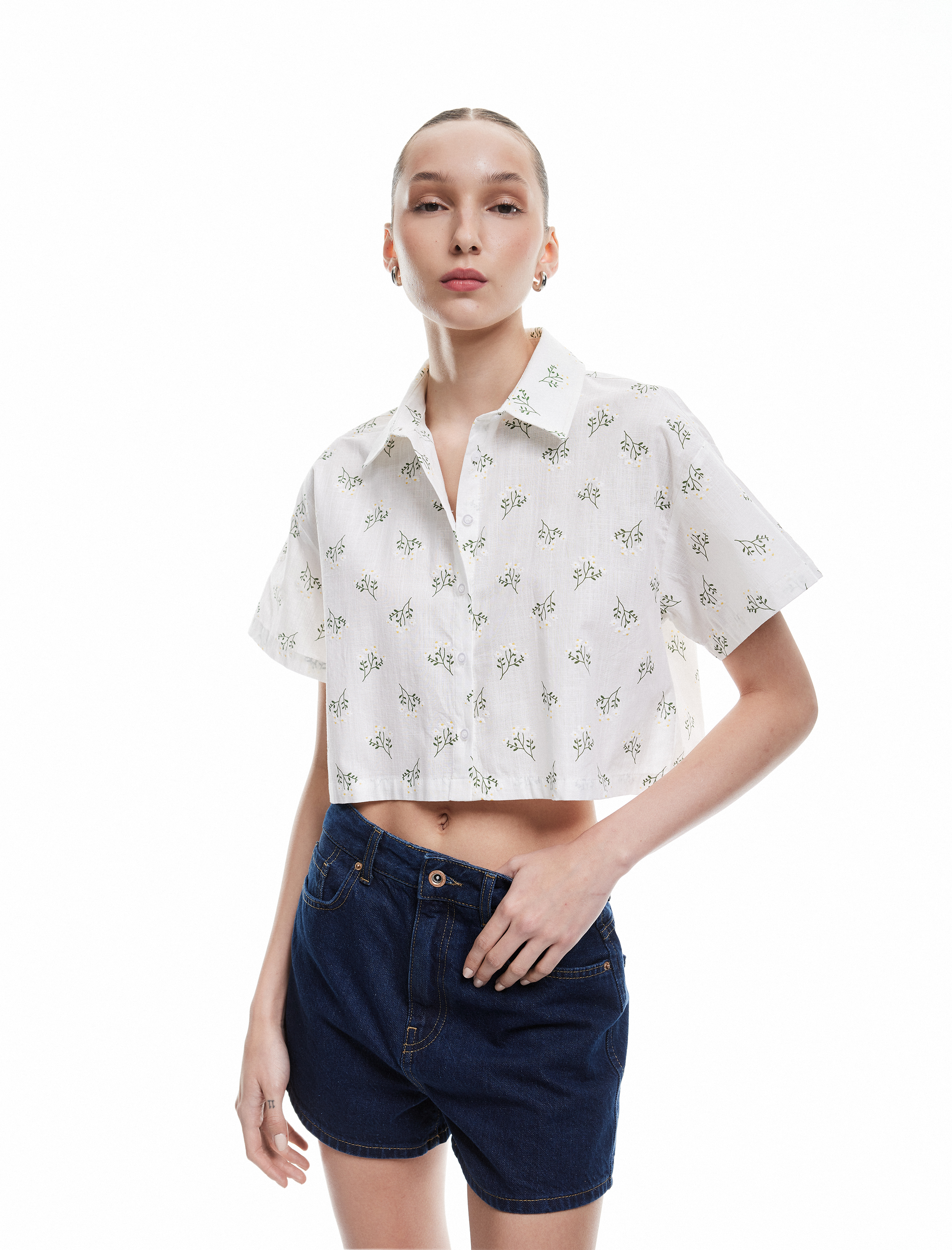   Kısa Kollu Düğmeli Klasik Yaka Çiçekli Crop Gömlek