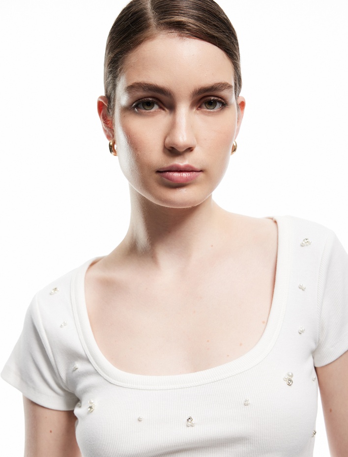  Slim Fit Pamuklu U Yaka Kısa Kollu İnci İşlemeli Taşlı Tişört