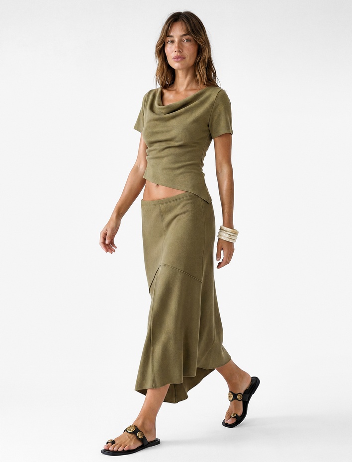  Krep Kumaş Slim Fit Kısa Kollu Degaje Yaka Asimetrik Tişört