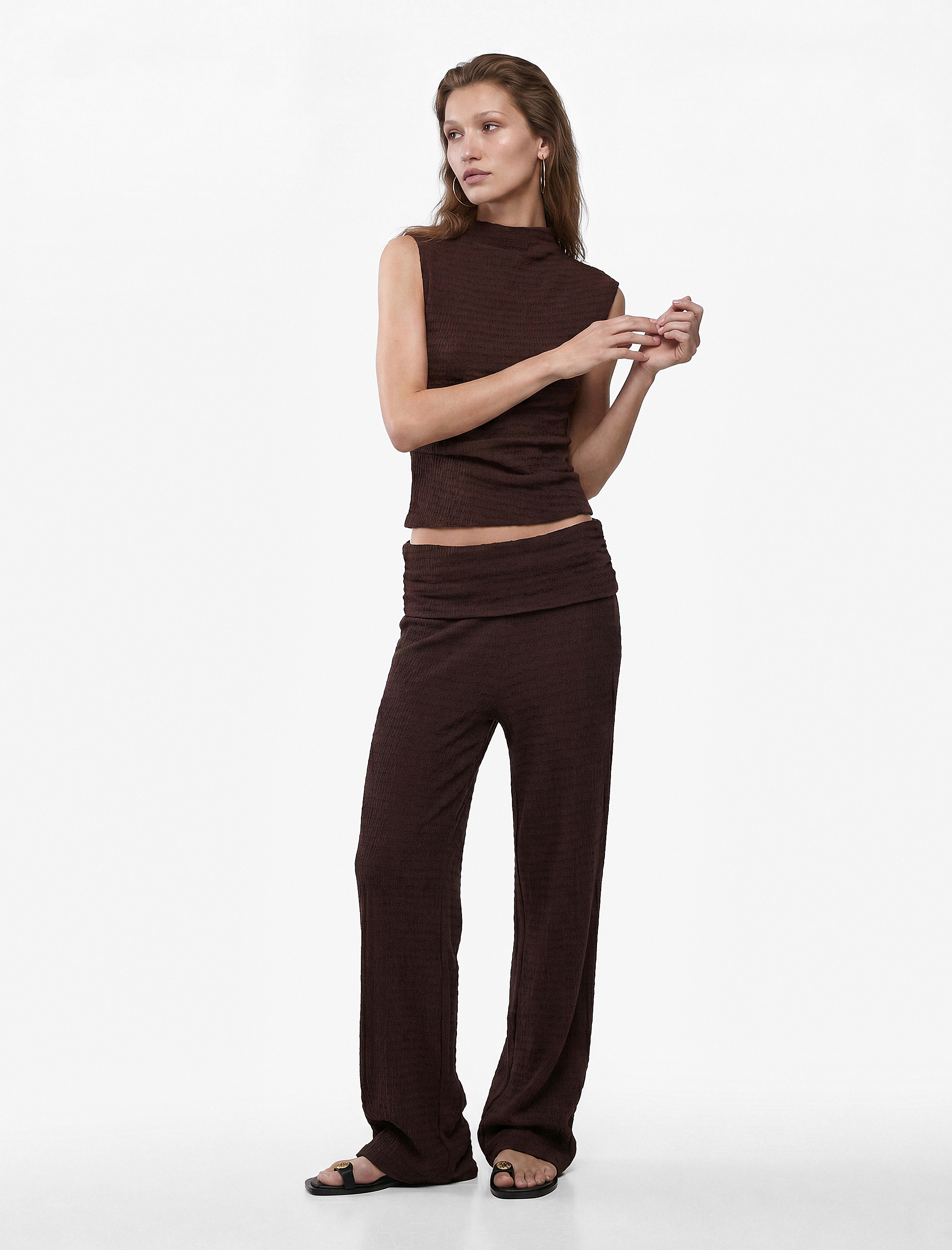   Bürümcük Kumaş Dokulu Slim Fit Asimetrik Kesim Drape Detaylı Dik Yaka Kolsuz Bluz