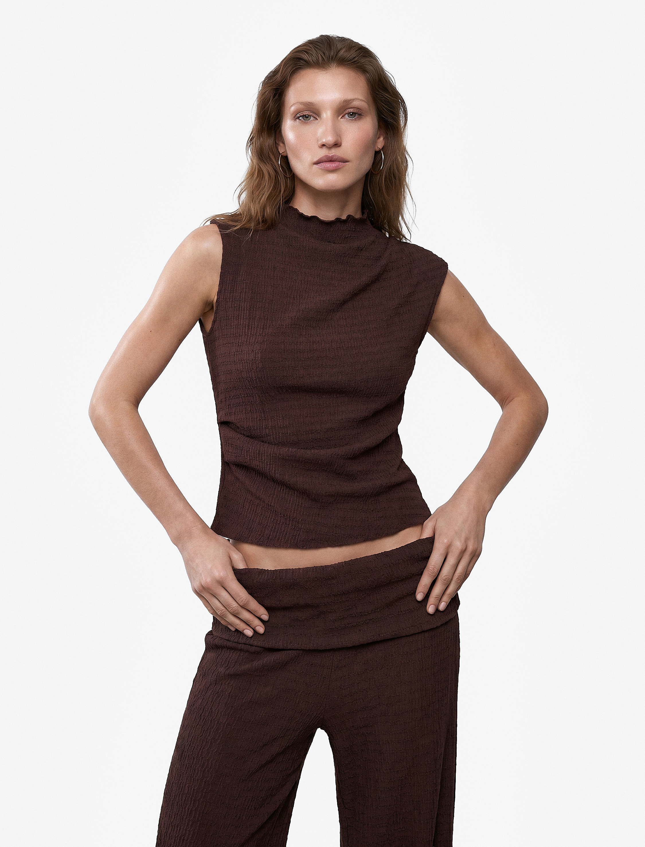   Bürümcük Kumaş Dokulu Slim Fit Asimetrik Kesim Drape Detaylı Dik Yaka Kolsuz Bluz