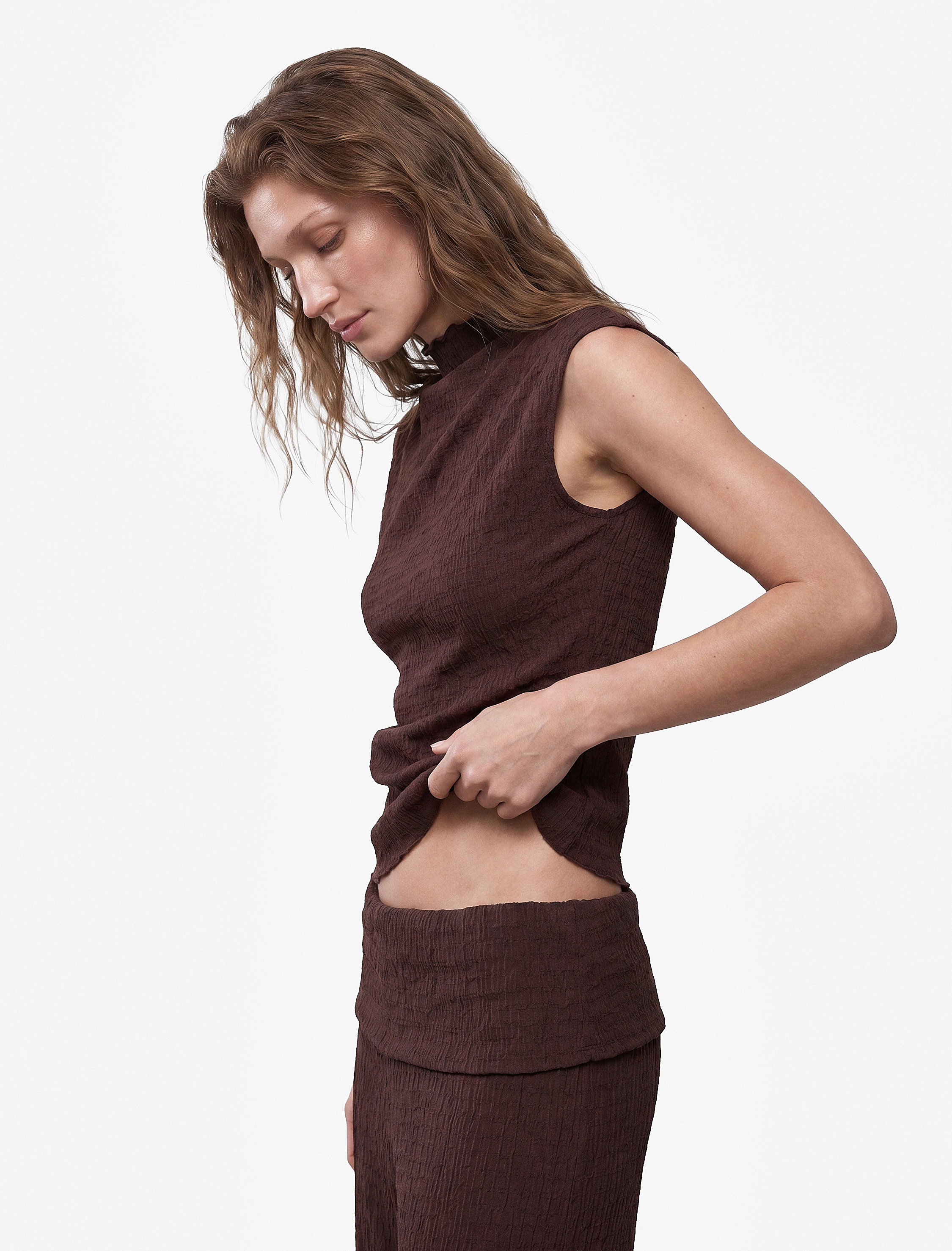   Bürümcük Kumaş Dokulu Slim Fit Asimetrik Kesim Drape Detaylı Dik Yaka Kolsuz Bluz