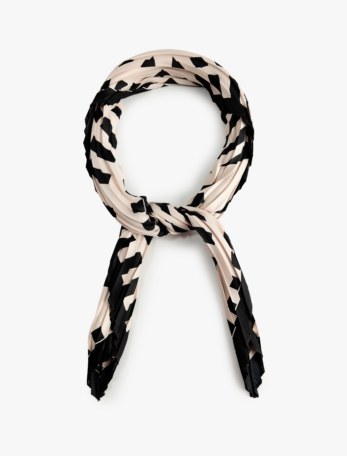 Kadın Geometrik Desenli Pileli Kare Saten Fular Bandana