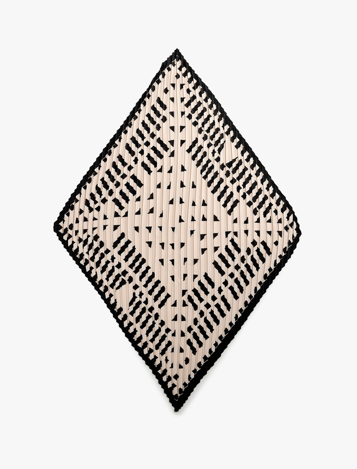 Kadın Geometrik Desenli Pileli Kare Saten Fular Bandana