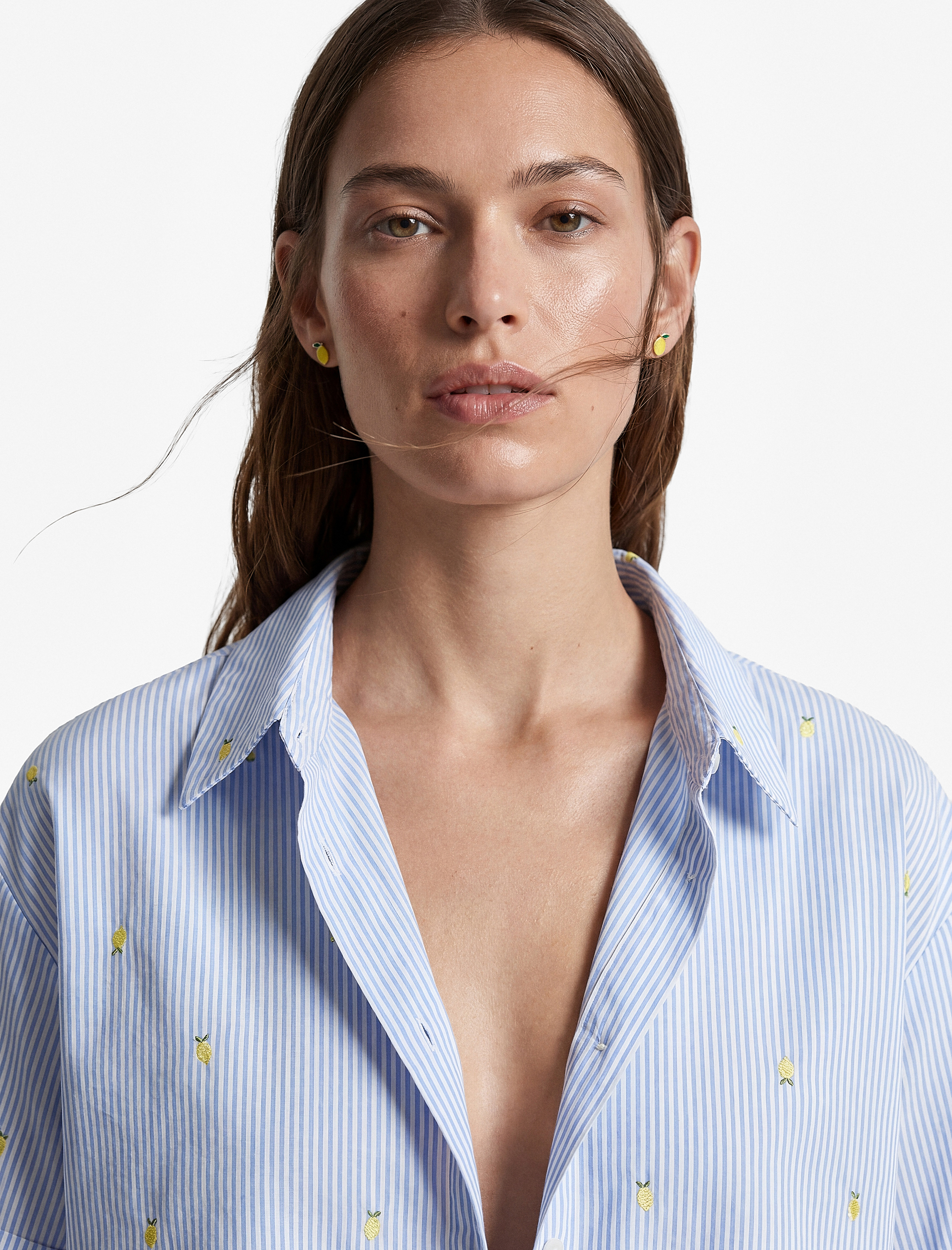   Koton X Sibil Çetinkaya - Kısa Kollu Limon İşleme Detaylı Çizgili Crop Poplin Gömlek