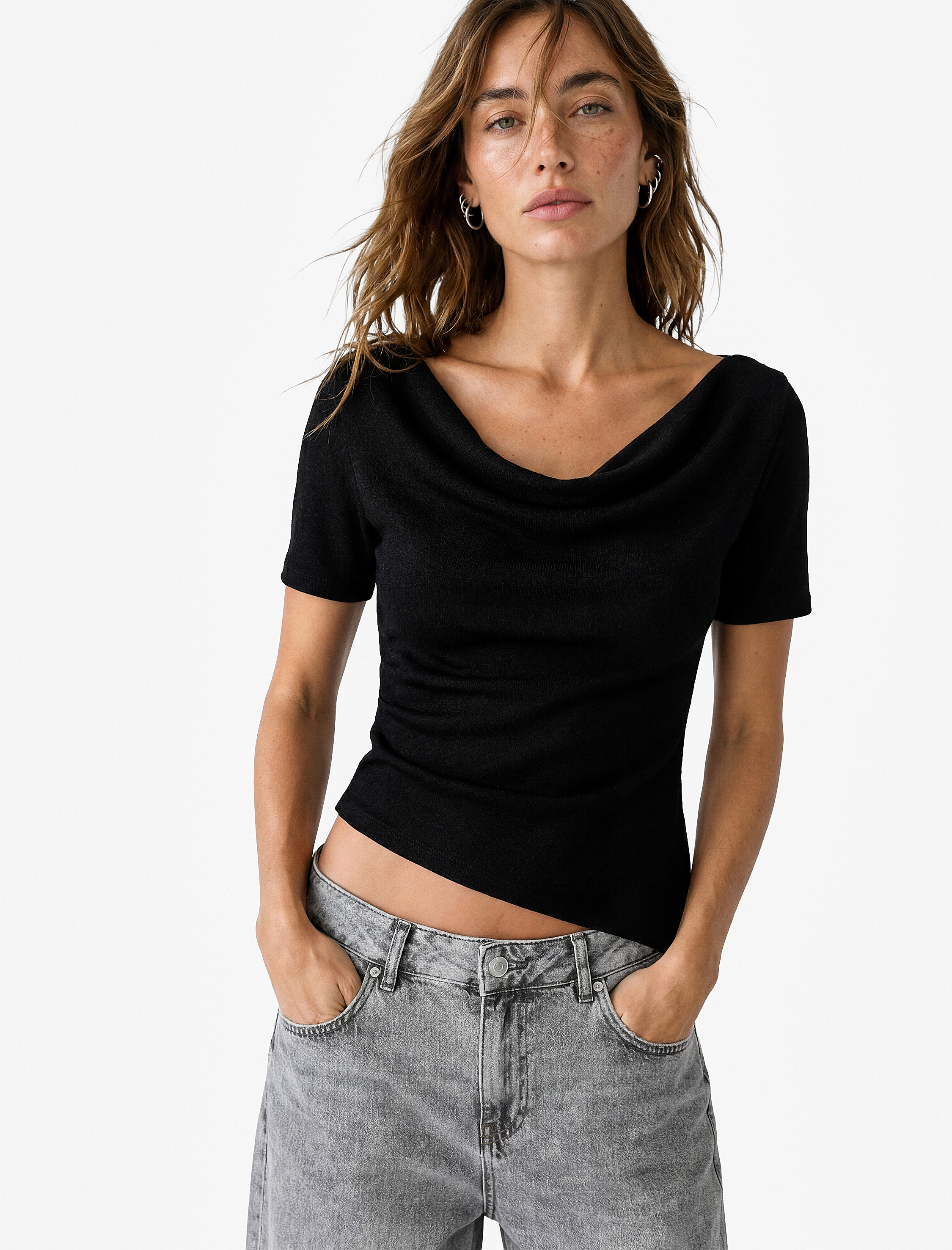   Krep Kumaş Slim Fit Kısa Kollu Degaje Yaka Asimetrik Tişört