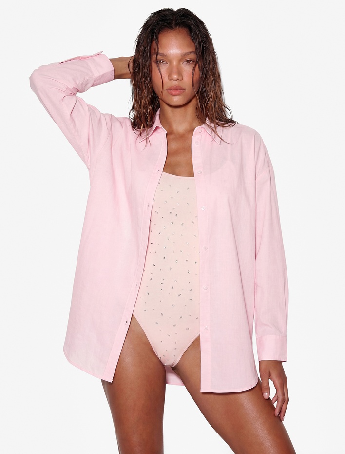  Koton X Sibil Çetinkaya - Pamuklu Uzun Kollu Arkası Hibiskus Çiçek Baskılı Oversize Plaj Gömleği