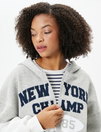 Şardonlu Uzun Kollu Baskılı Rahat Kalıp Crop Fermuarlı Kapüşonlu Sweatshirt