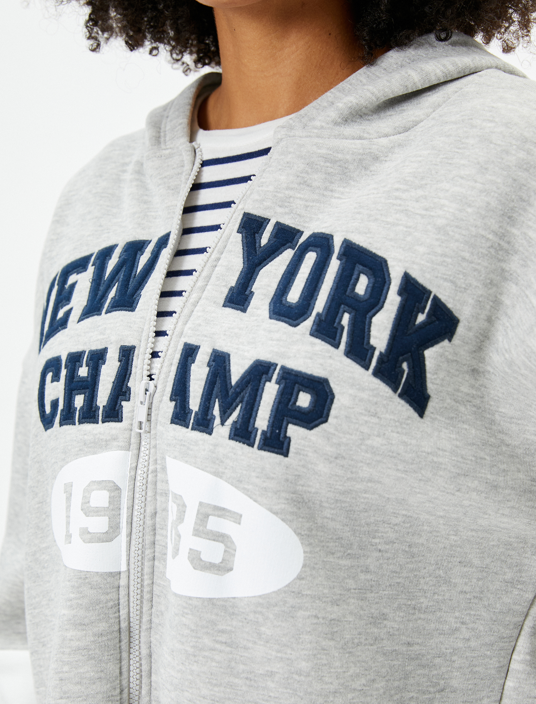   Şardonlu Uzun Kollu Baskılı Rahat Kalıp Crop Fermuarlı Kapüşonlu Sweatshirt