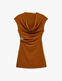 Slim Fit Kısa Kollu Metal Aksesuarlı Degaje Yaka Bodycon Mini Abiye Elbise