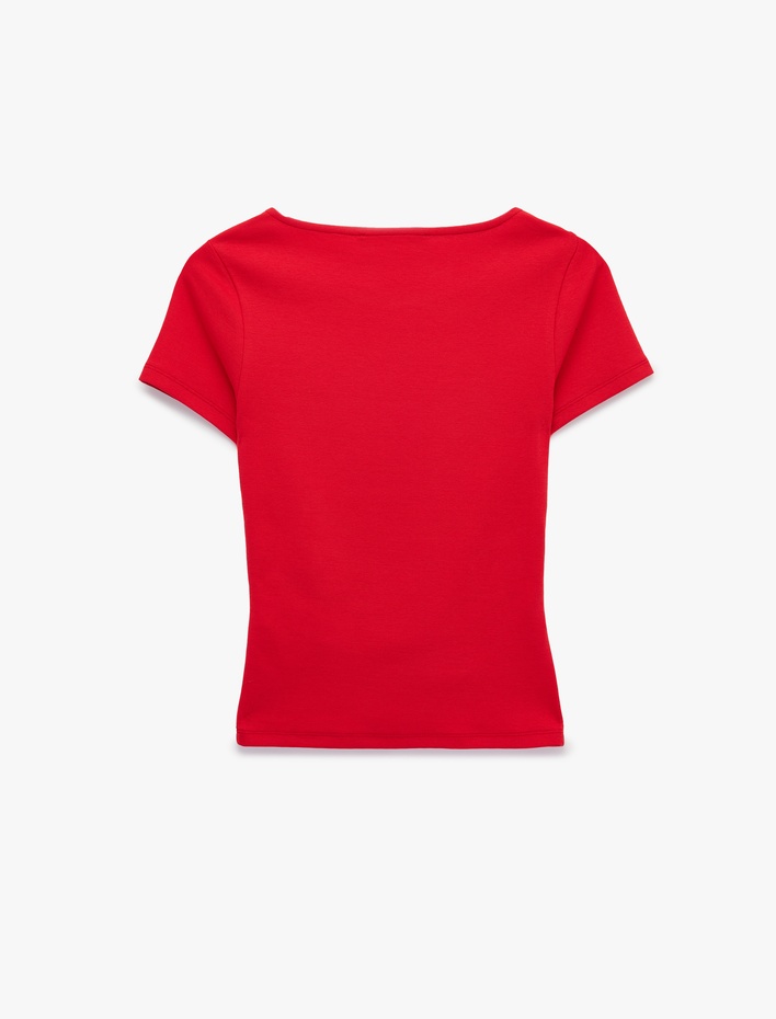  Pamuklu Slim Fit Kayık Yaka Kısa Kollu Drapeli Tişört