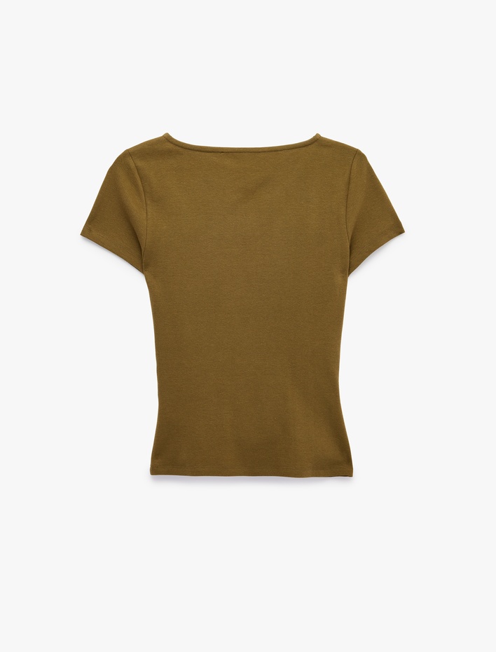  Pamuklu Slim Fit Kayık Yaka Kısa Kollu Drapeli Tişört