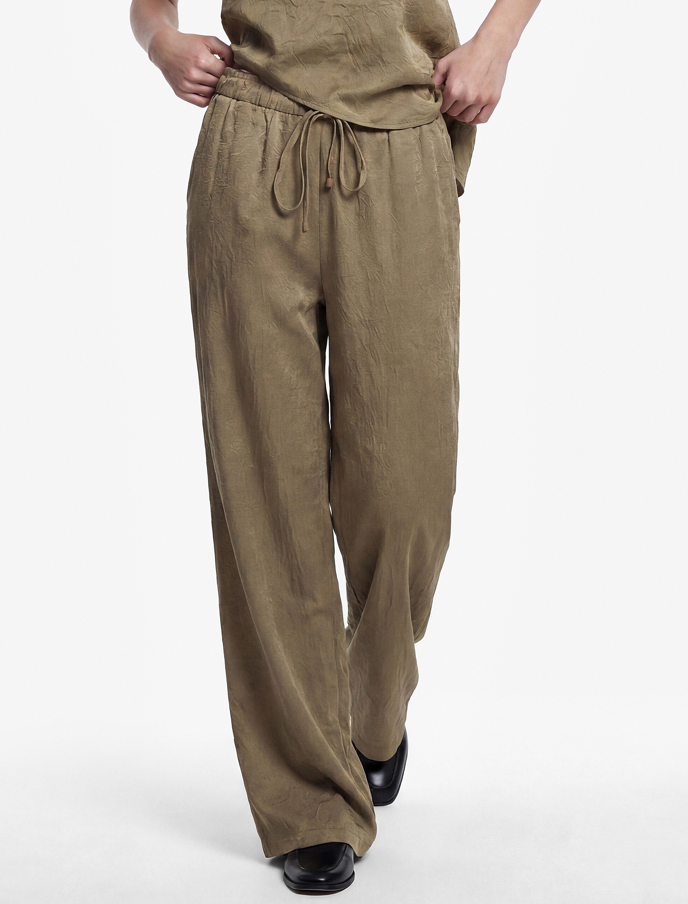   Beli Bağcıklı Yüksek Bel Geniş Paça Saten Pantolon