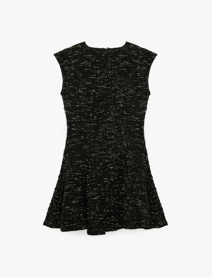  Slim Fit Mücevher Düğmeli Bisiklet Yaka Kolsuz Tüvit Mini Kloş Elbise