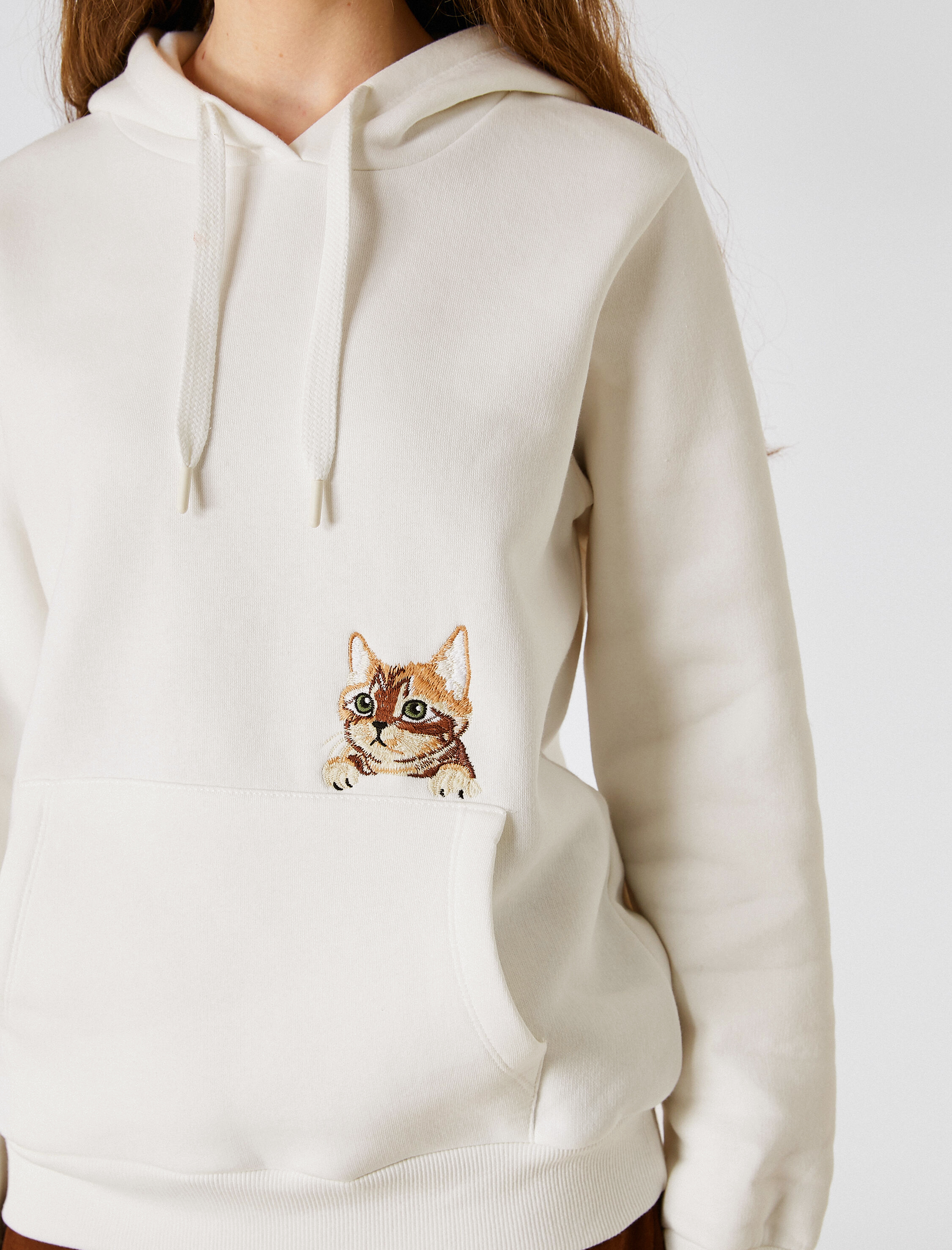   Üç İplik Şardonlu Kedi Nakışlı Uzun Kollu Kanguru Cepli Kapüşonlu Sweatshirt