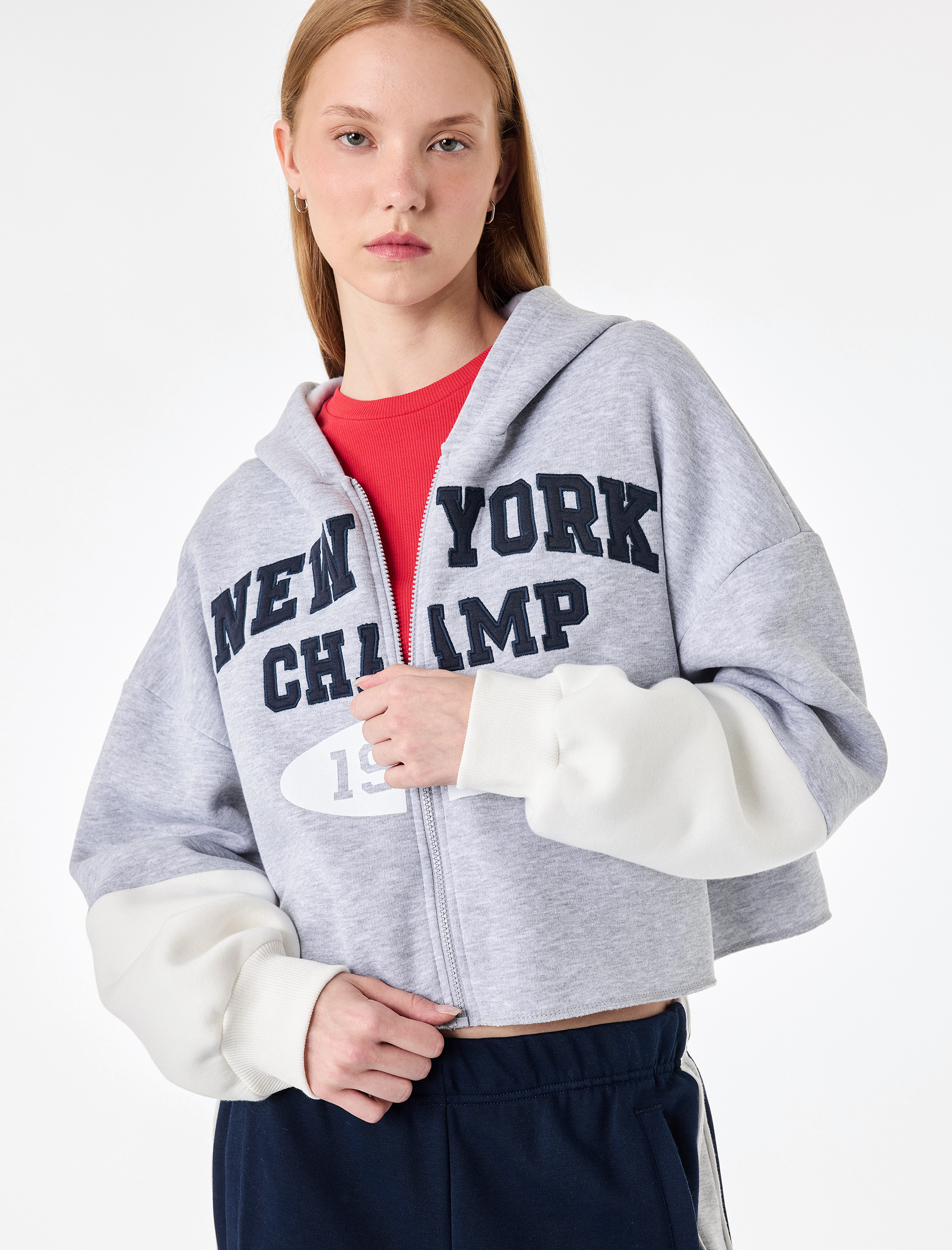   Şardonlu Uzun Kollu Baskılı Rahat Kalıp Crop Fermuarlı Kapüşonlu Sweatshirt