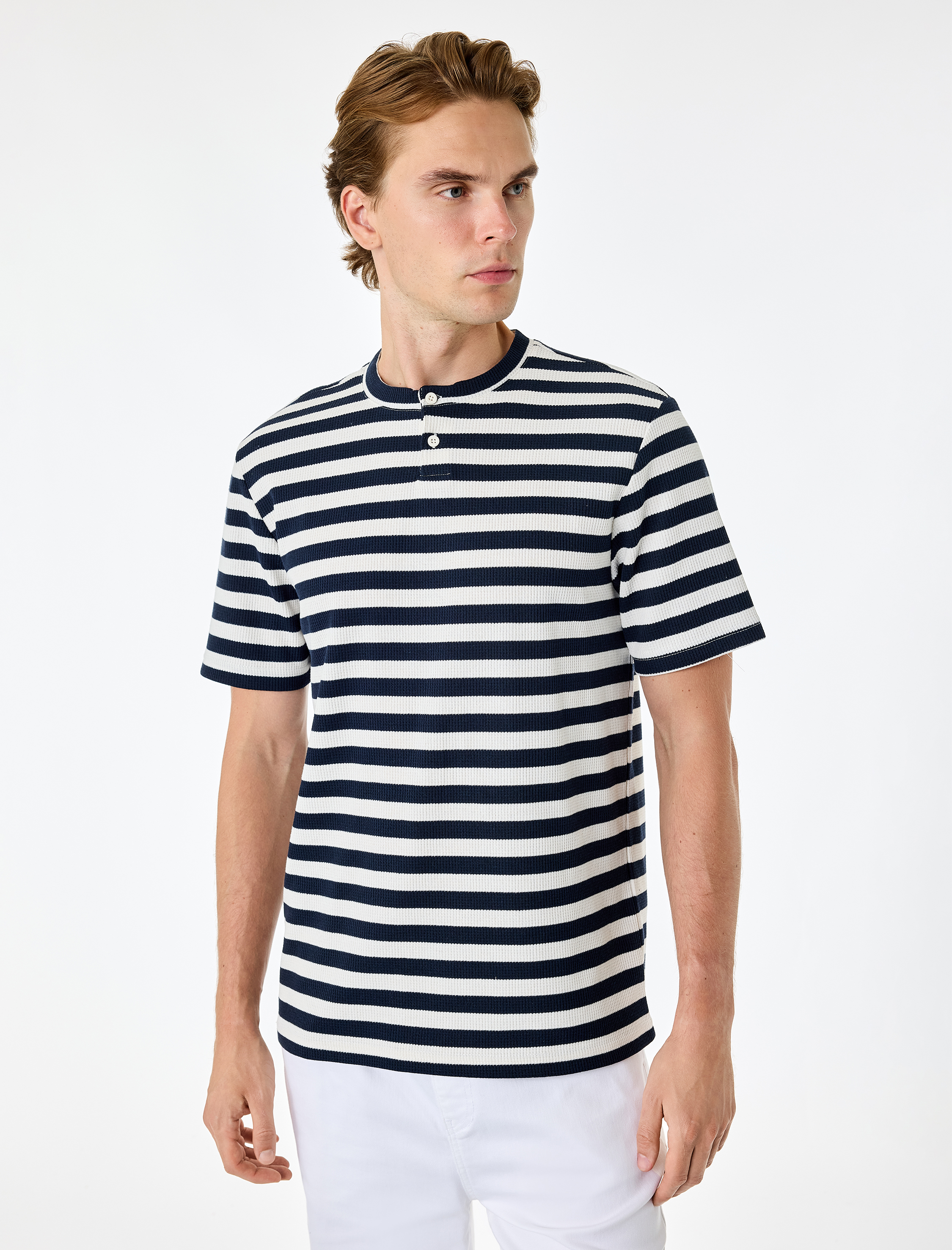   Regular Fit Kısa Kollu Düğmeli Henley Yaka Çizgili Tişört