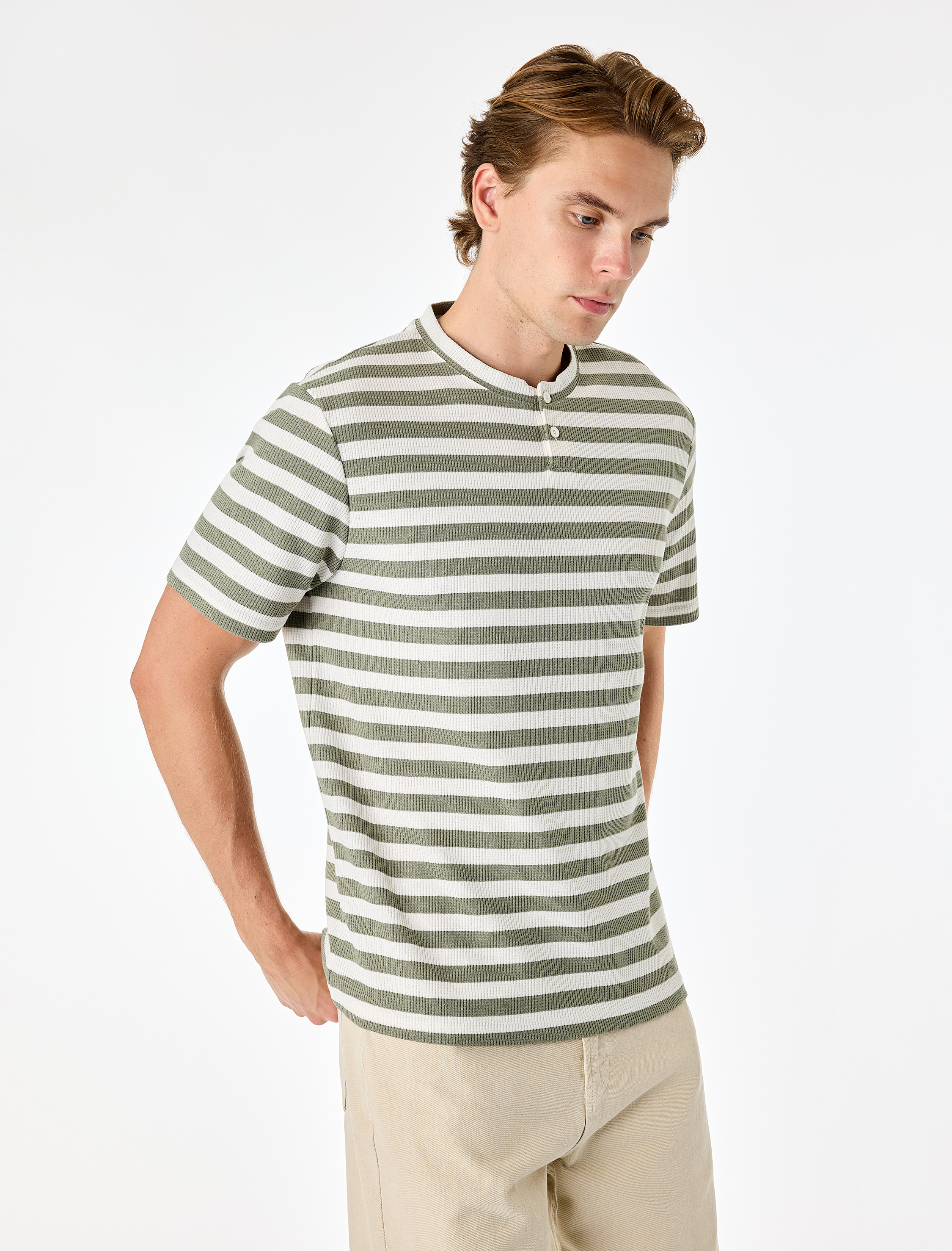   Regular Fit Kısa Kollu Düğmeli Henley Yaka Çizgili Tişört