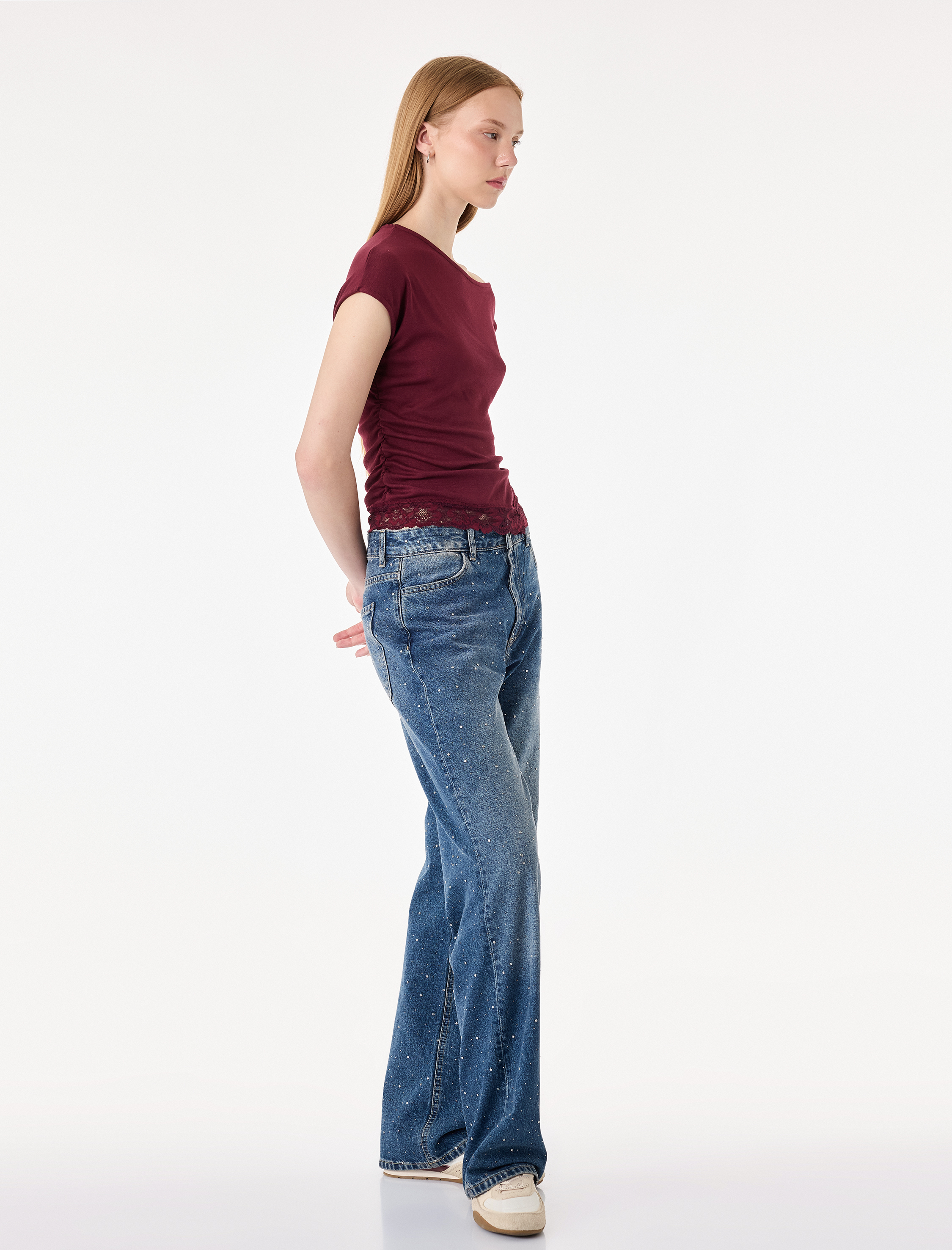   Slim Fit Modal Kumaş Kısa Kollu Asimetrik Yaka Dantel Detaylı Tişört