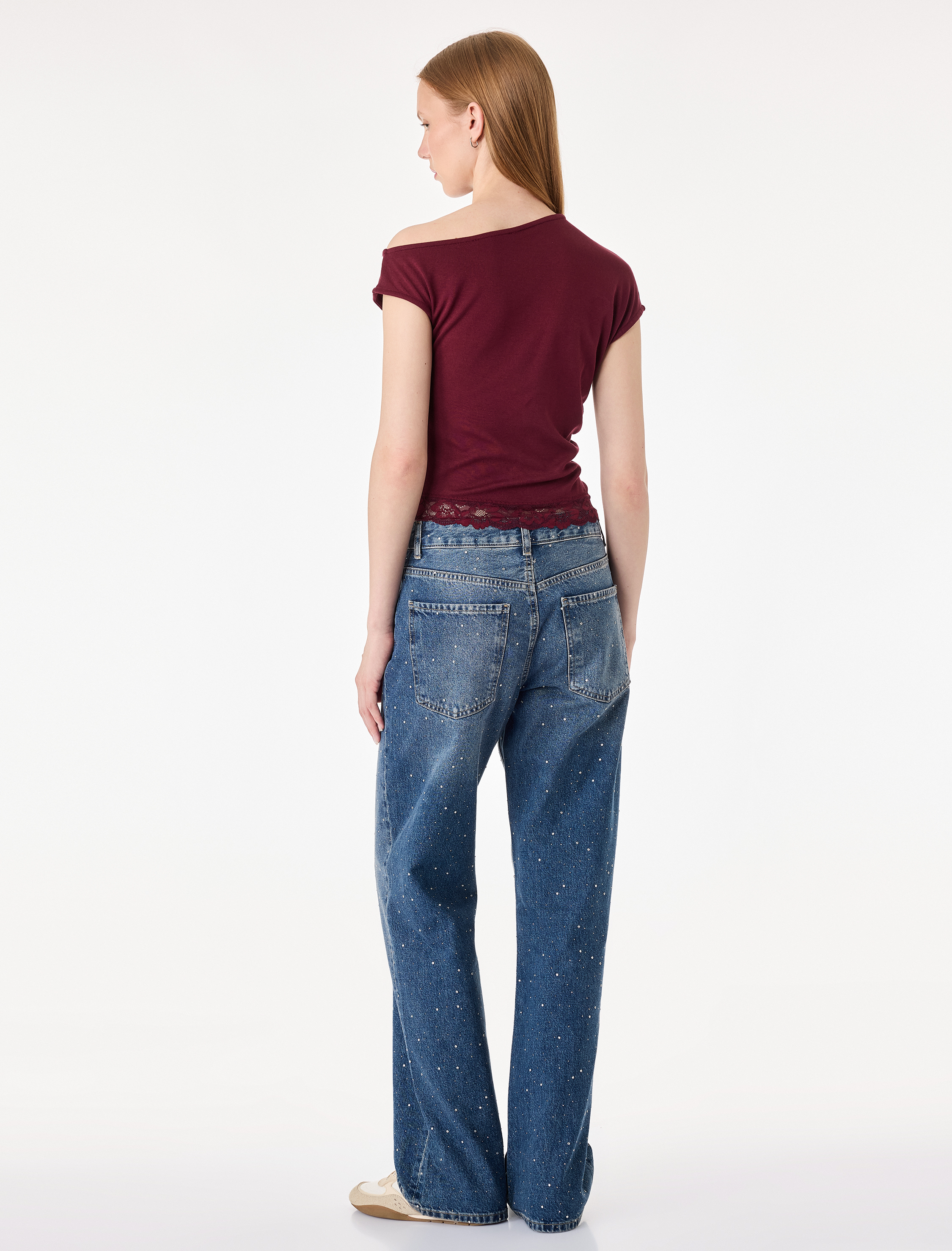   Slim Fit Modal Kumaş Kısa Kollu Asimetrik Yaka Dantel Detaylı Tişört