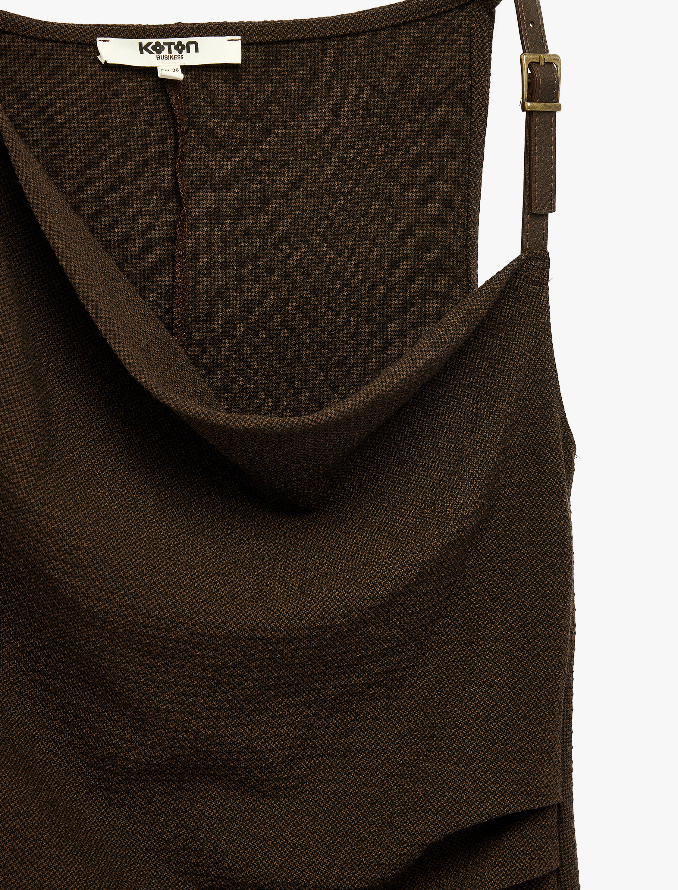  Asimetrik Yaka Aksesuarlı Drape Detaylı Kolsuz Bluz