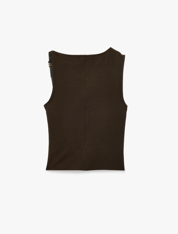  Aksesuarlı Drape Detaylı Kolsuz Asimetrik Degaje Yaka Bluz