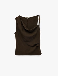 Asimetrik Yaka Aksesuarlı Drape Detaylı Kolsuz Bluz