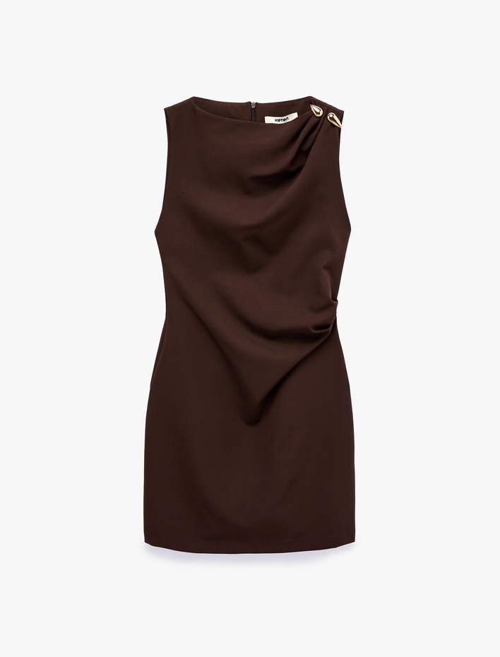  Slim Fit Aksesuarlı Kolsuz Bisiklet Yaka Mini Elbise