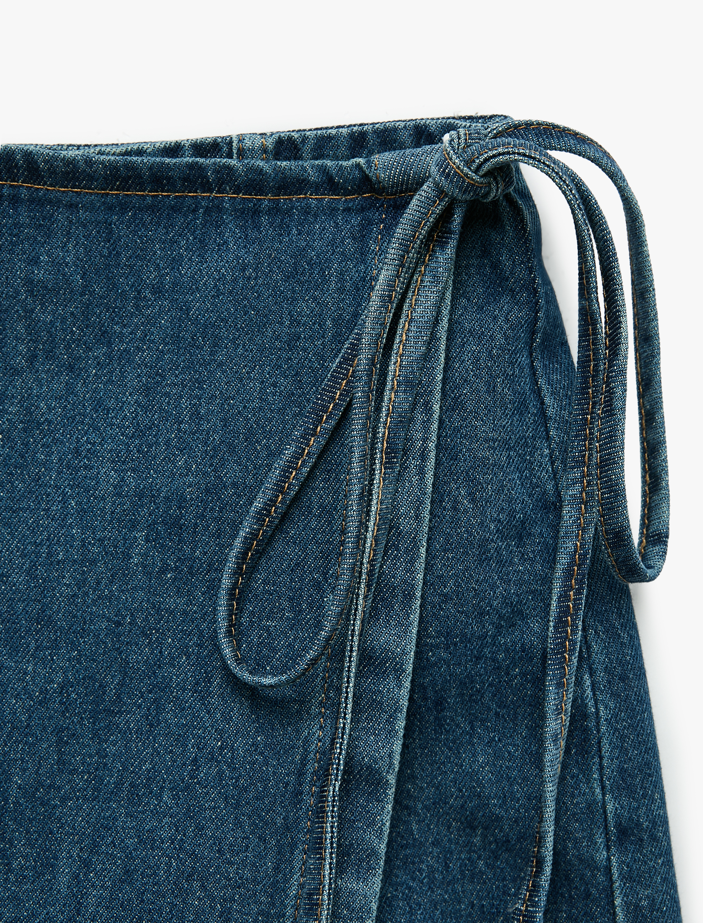   Rahat Kalıp Bağlama Detaylı Pamuklu Mini Denim Şort Etek
