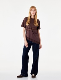 Pamuklu Dantel Detaylı Bisiklet Yaka Kısa Kollu Asimetrik Tişört