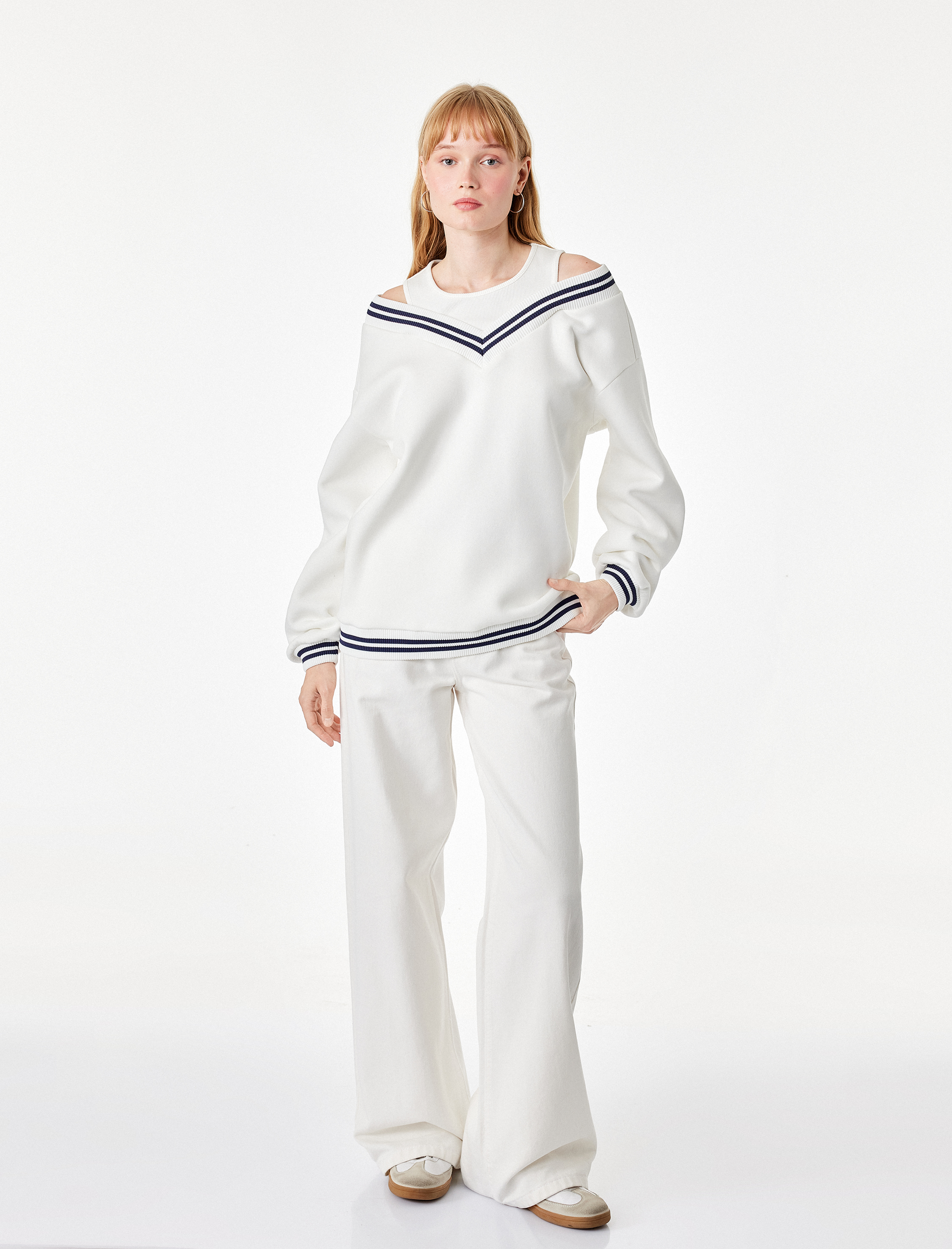   Üç İplik Şardonlu V Yaka Biyeli Atlet Detaylı Uzun Kollu Sweatshirt