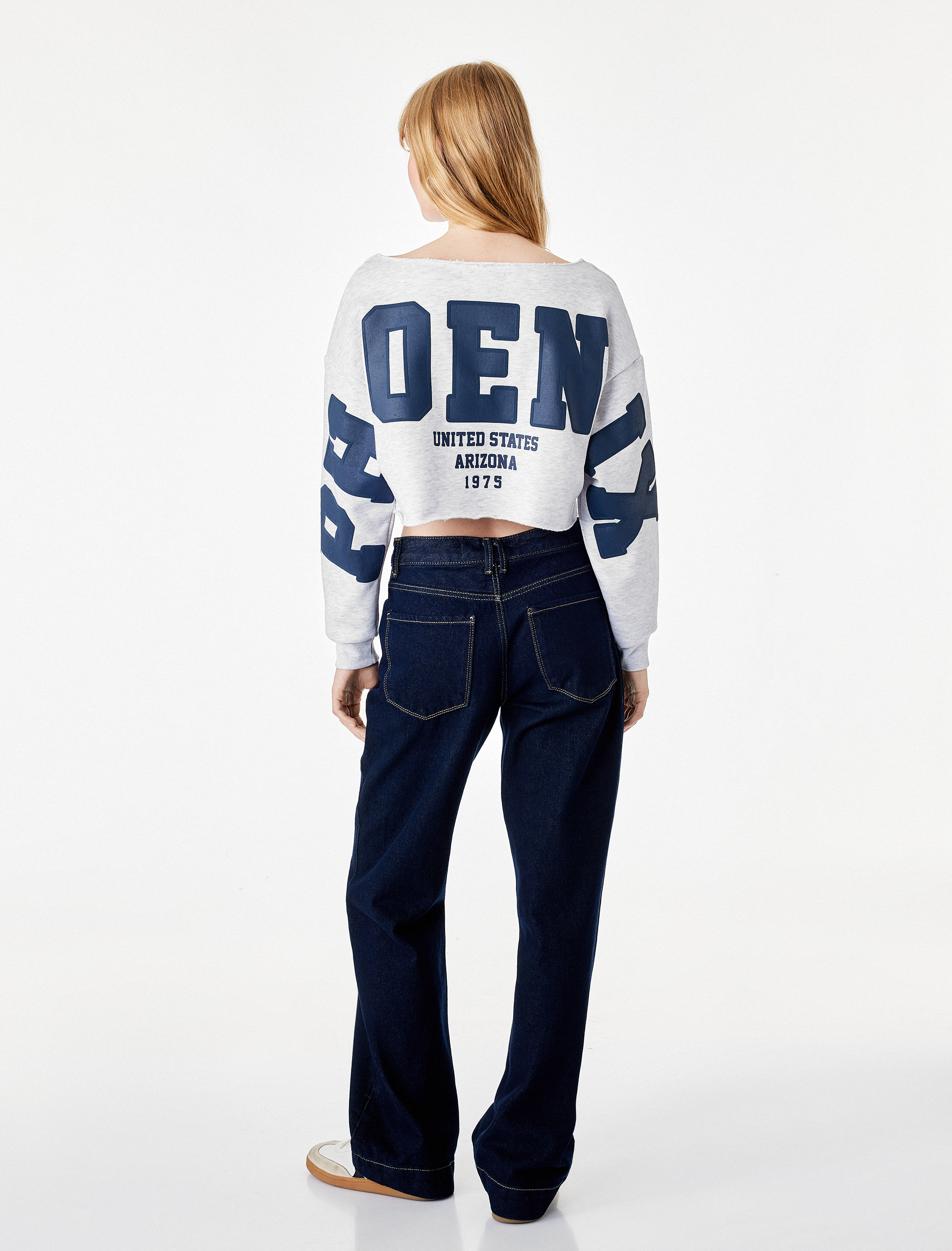   Şardonlu Rahat Kalıp Kayık Yaka Uzun Kollu Baskılı Crop Sweatshirt
