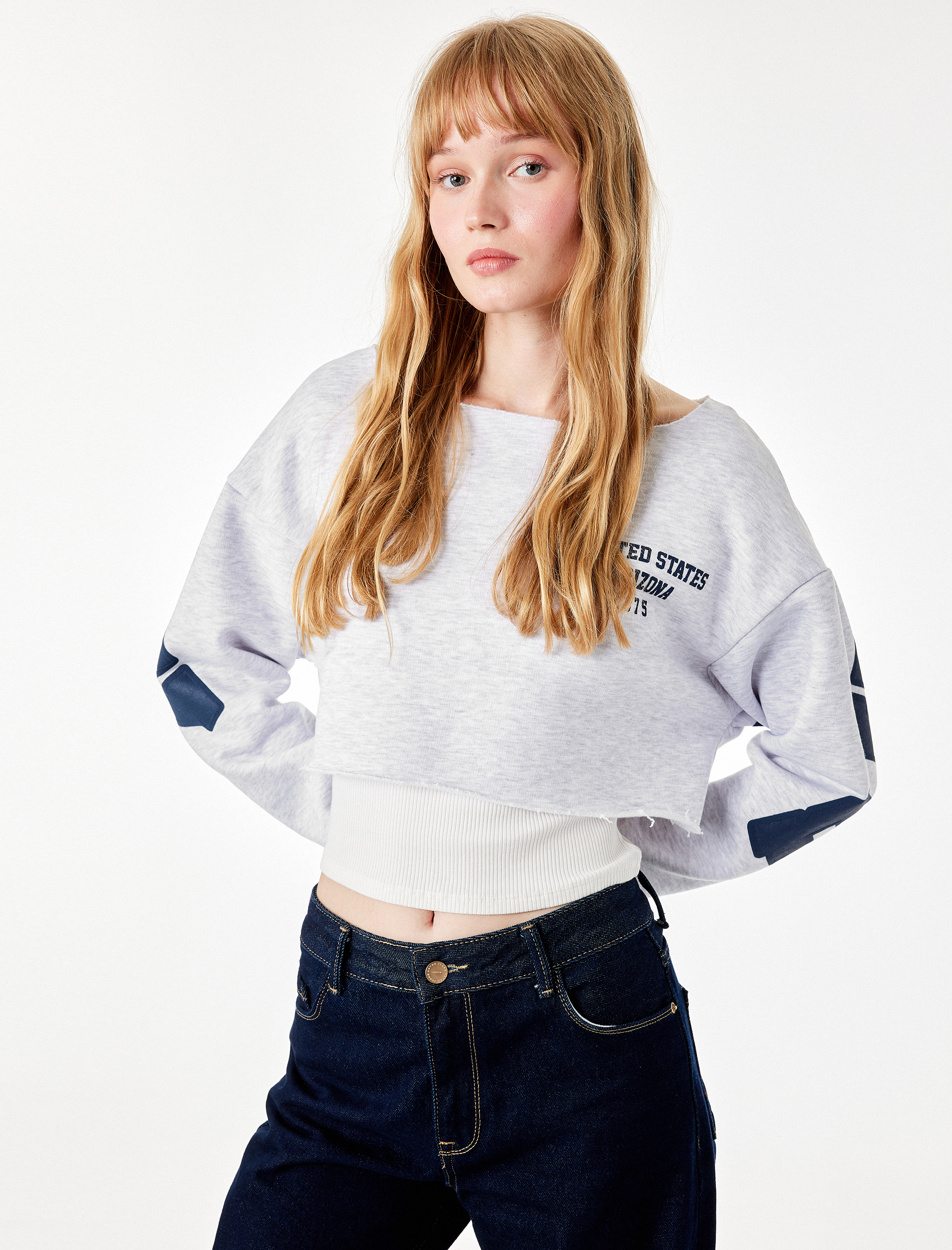   Şardonlu Rahat Kalıp Kayık Yaka Uzun Kollu Baskılı Crop Sweatshirt