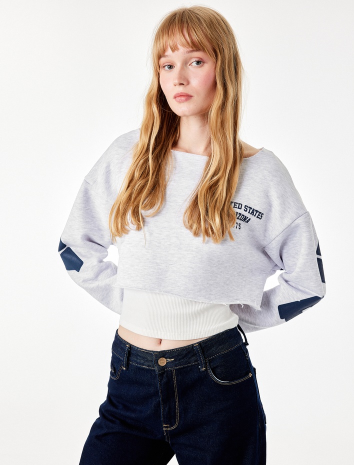  Şardonlu Rahat Kalıp Kayık Yaka Uzun Kollu Baskılı Crop Sweatshirt