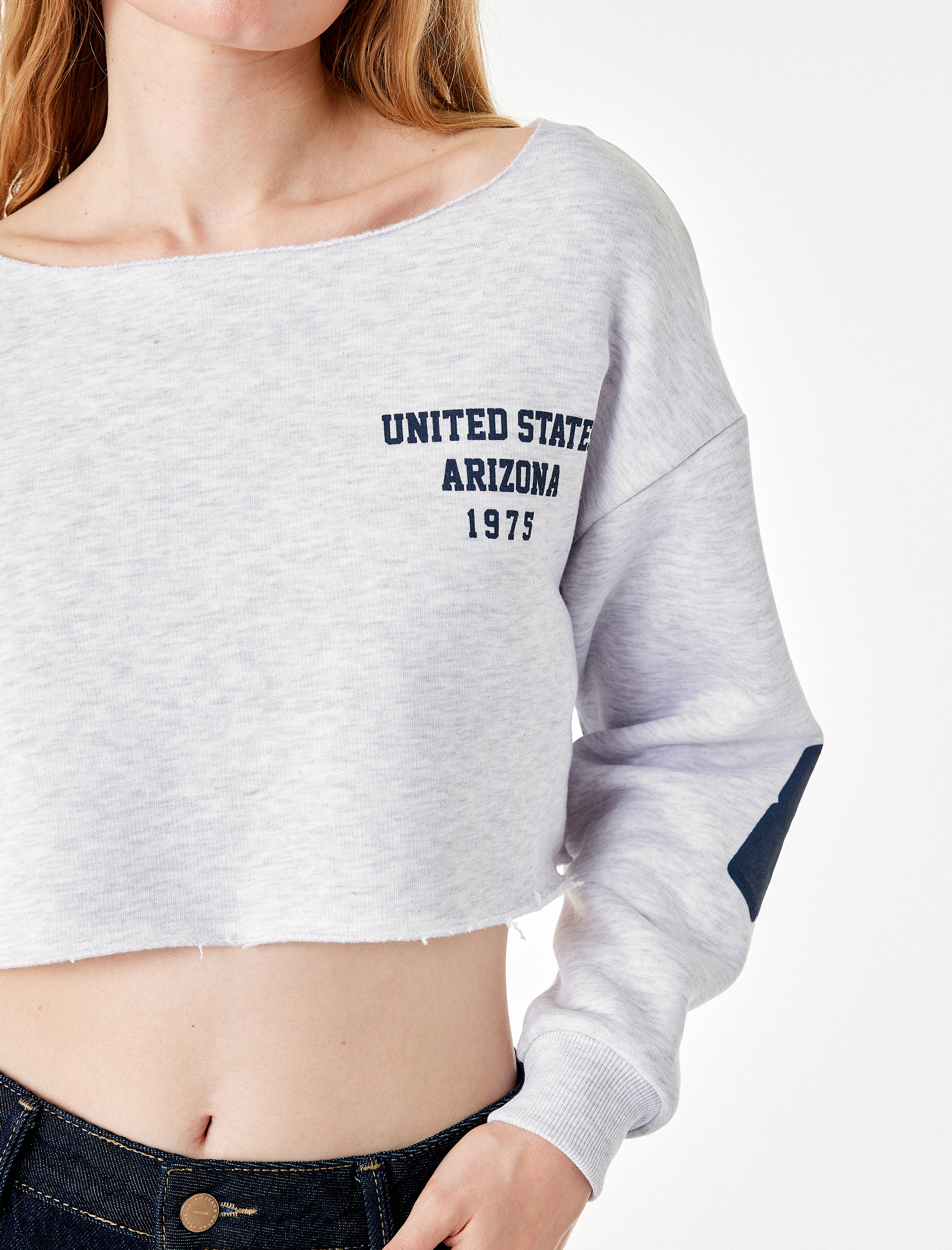   Şardonlu Rahat Kalıp Kayık Yaka Uzun Kollu Baskılı Crop Sweatshirt